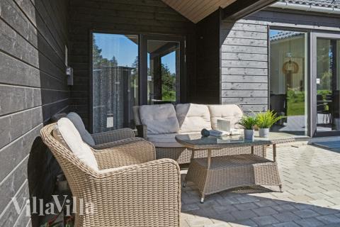 På terrassen i sommarhus nr 540 finns det plats för upp till 14 gäster.