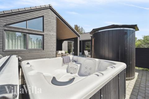 Njut av spabadets värme i lyxstuga nr 540 i Vestjylland