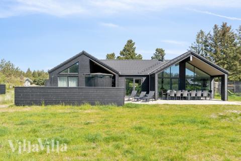 Den praktfulla poolstugan nr 540 med plats för 14 personer ligger i Vestjylland