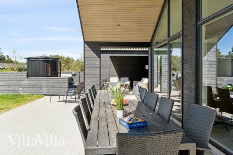 Lyxstuga nr 540 har en härlig terrass med sköna trädgårdsmöbler för 14 personer.