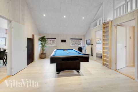 Lyxstuga 550 för 14 personer har ett stort aktivitetsrum med bl.a. biljard och dart