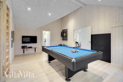 Förutom de många timmar som du kan tillbringa i stugans poolavdelning erbjuder lyxstuga 550 även biljard, bordtennis och dart
