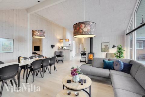 Ni kan sitta 14 personer tillsammans i vardagsrummet när ni besöker lyxhus nr 550 i Lolland/Falster/Møn.