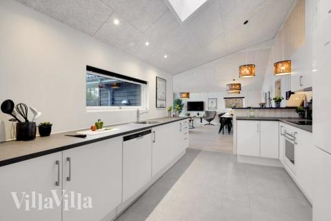 Köket i lyxstuga nr 550 är utrustat så att ni kan laga mat till 14 personer.