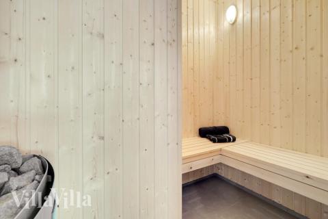 Njut av bastuvärmen i lyxstuga nr 550 för 14 personer