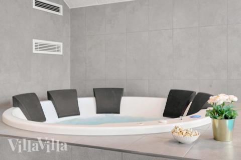 Njut av spabadets värme i lyxstuga nr 550 i Lolland/Falster/Møn