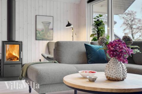 I soffhörnan i lyxstuga 550 i Lolland/Falster/Møn kan ni spela brädspel eller titta på film tillsammans.