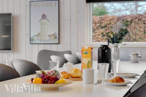 Det stora ljusa vardagsrummet i lyxstuga nr 550 för 14.