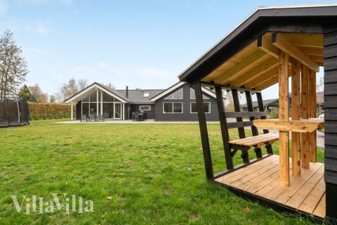 Till den trevliga sommarstugan nr 550 i Lolland/Falster/Møn erbjuds en mängd utomhusaktiviteter, t.ex. lektorn och gungor