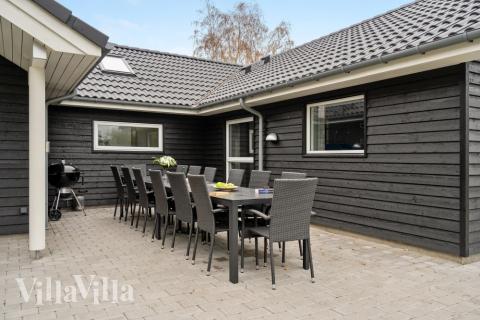 Njut av en grillkväll på terrassen i lyxstuga nr 550 i Lolland/Falster/Møn