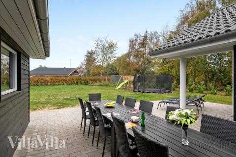 Lyxstuga nr 550 har en härlig terrass med sköna trädgårdsmöbler för 14 personer.