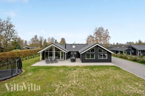 Den praktfulla poolstugan nr 550 med plats för 14 personer ligger i Lolland/Falster/Møn