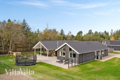 Den praktfulla poolstugan nr 568 med plats för 16 personer ligger i Vestjylland