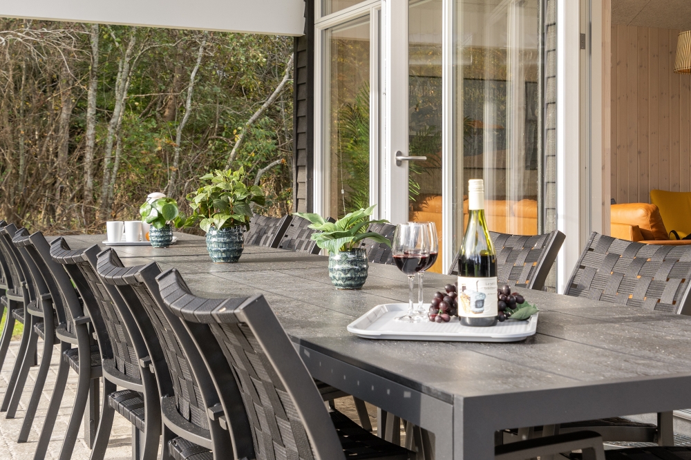 Njut av en grillkväll på terrassen i lyxstuga nr 568 i Vestjylland