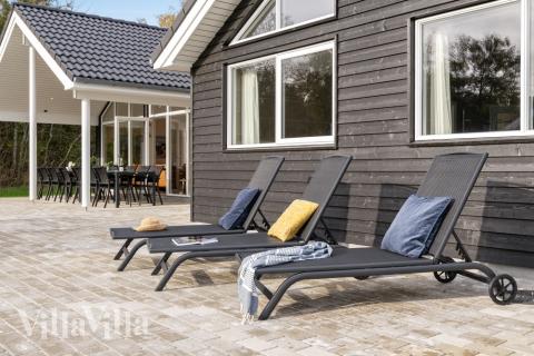 Lyxstuga nr 568 har en härlig terrass med sköna trädgårdsmöbler för 16 personer.