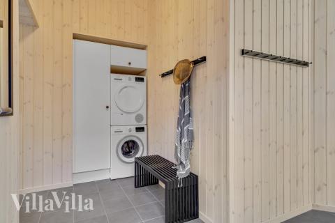 Den rymliga entrén i lyxstuga nr 568 i Vestjylland