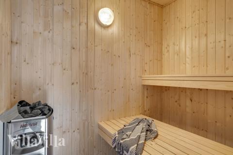 Njut av bastuvärmen i lyxstuga nr 568 för 16 personer