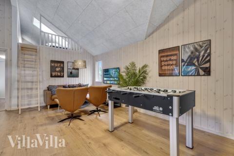 Lyxstuga 568 för 16 personer har ett stort aktivitetsrum med bl.a. biljard och dart