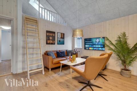 I soffhörnan i lyxstuga 568 i Vestjylland kan ni spela brädspel eller titta på film tillsammans.