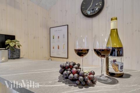 Den härliga sommarstugan bjuder bland annat på en bar som denna i lyxstuga 568 i Vestjylland