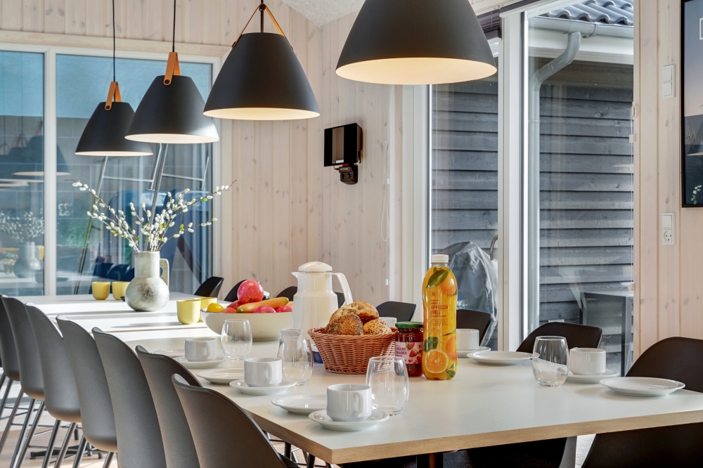 Det stora ljusa vardagsrummet i lyxstuga nr 568 för 16.