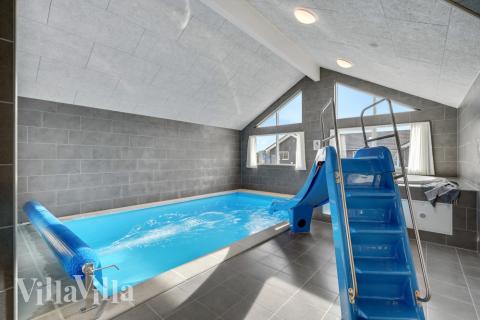 Den härliga poolen i lyxstuga nr 568 för 16 personer