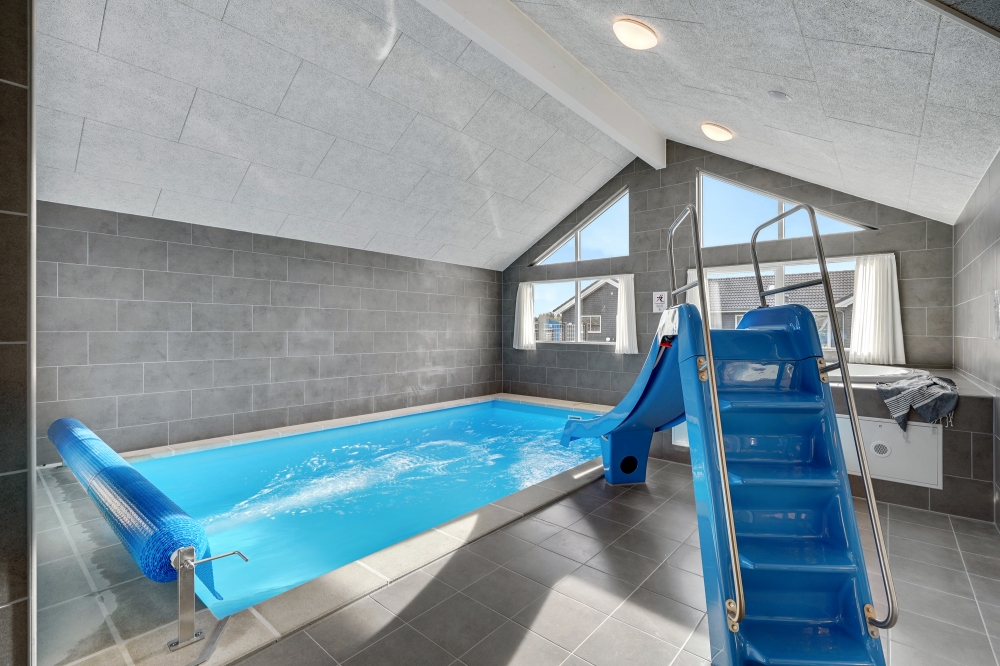 Den härliga poolen i lyxstuga nr 568 för 16 personer