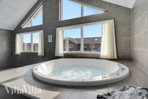 Njut av spabadets värme i lyxstuga nr 568 i Vestjylland