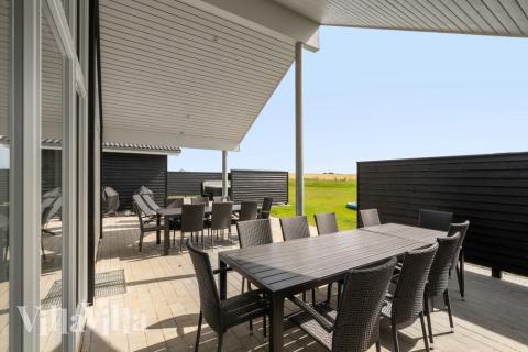 Lyxstuga nr 547 har en härlig terrass med sköna trädgårdsmöbler för 18 personer.