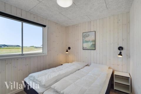 Ett av de 7 utmärkta sovrummen i lyxstuga nr 547 i Limfjorden.