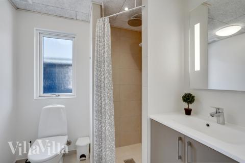 Ett duschrum finns i lyxstuga nr 547 för 18 personer.