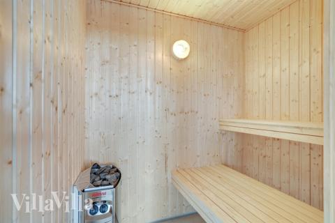 Njut av bastuvärmen i lyxstuga nr 547 för 18 personer