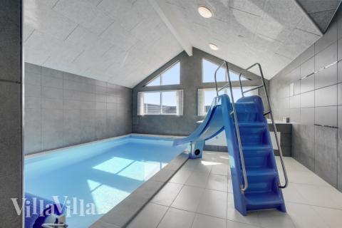 Sommarstuga 547 är inredd med en smakfull poolavdelning som har vattenrutschbana, ett stort inbyggt spapad och bastu