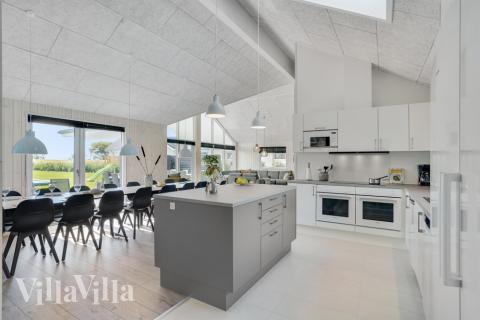 Köket i lyxstuga nr 547 är utrustat så att ni kan laga mat till 18 personer.