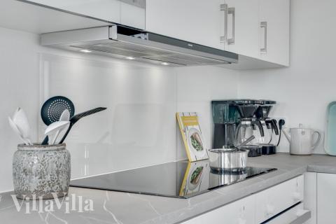 Välinrett kök i lyxstuga nr 547 i Limfjorden.