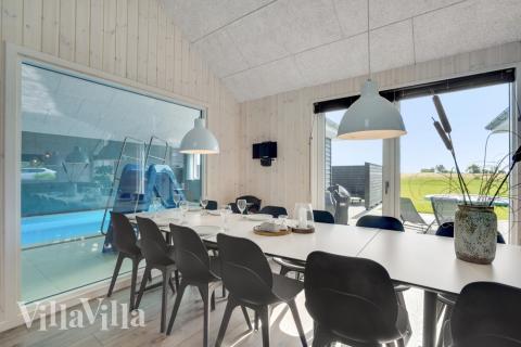 Det stora ljusa vardagsrummet i lyxstuga nr 547 för 18.