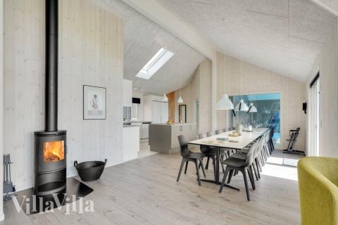 Vardagsrummet i lyxstuga nr. 547 har plats för 18 personer.