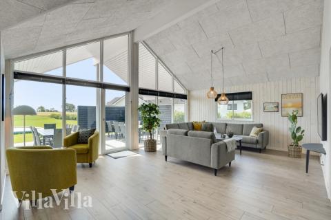 När ni besöker lyxhus nr 547 kan ni mysa tillsammans i sofforna.