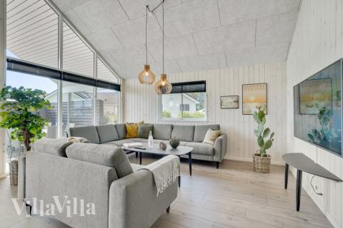 I soffhörnan i lyxstuga 547 i Limfjorden kan ni spela brädspel eller titta på film tillsammans.