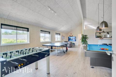 Förutom de många timmar som du kan tillbringa i stugans poolavdelning erbjuder lyxstuga 547 även biljard, bordtennis och dart