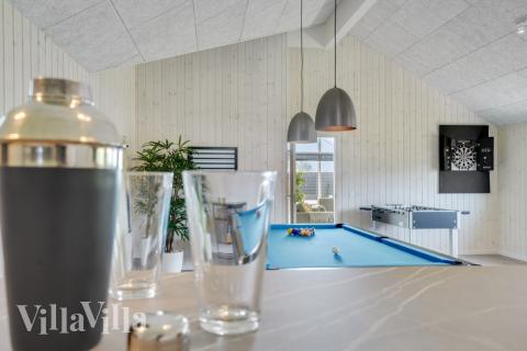 Till den trevliga sommarstugan nr 547 i Limfjorden erbjuds en mängd utomhusaktiviteter, t.ex. lektorn och gungor