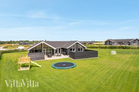 Den praktfulla poolstugan nr 547 med plats för 18 personer ligger i Limfjorden