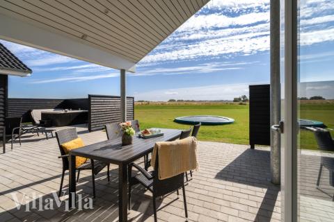 På terrassen i sommarhus nr 547 finns det plats för upp till 18 gäster.