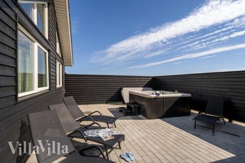 Stor terrass i lyxstuga nr 547 i Limfjorden.