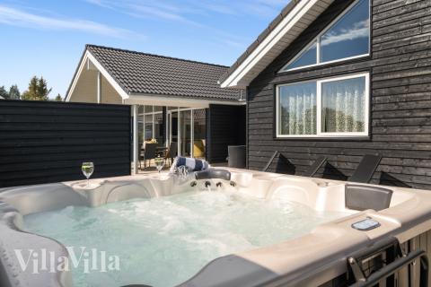 Njut av spabadets värme i lyxstuga nr 547 i Limfjorden