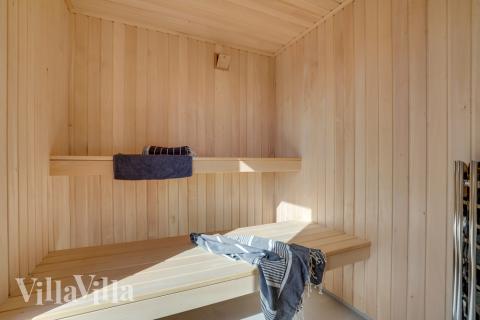 Njut av bastuvärmen i lyxstuga nr 558 för 18 personer