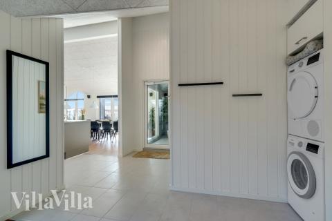 Den rymliga entrén i lyxstuga nr 558 i Vestjylland