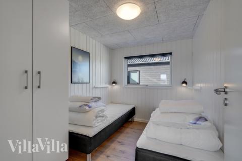 Ett av de 7 utmärkta sovrummen i lyxstuga nr 558 i Vestjylland.