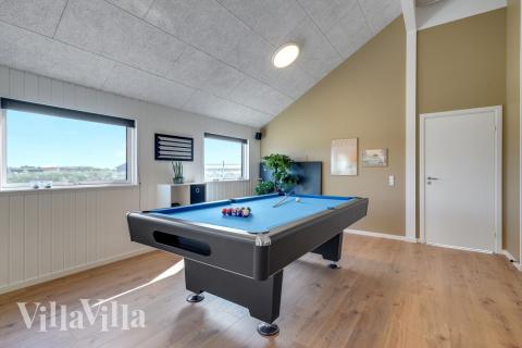 Aktivitetsrum i lyxstuga nr 558 med 7 sovrum och plats för 18 personer.