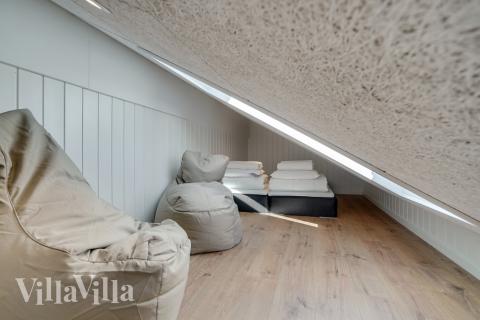 Några av de 18 sovplatserna finns på loftet i lyxstuga nr 558